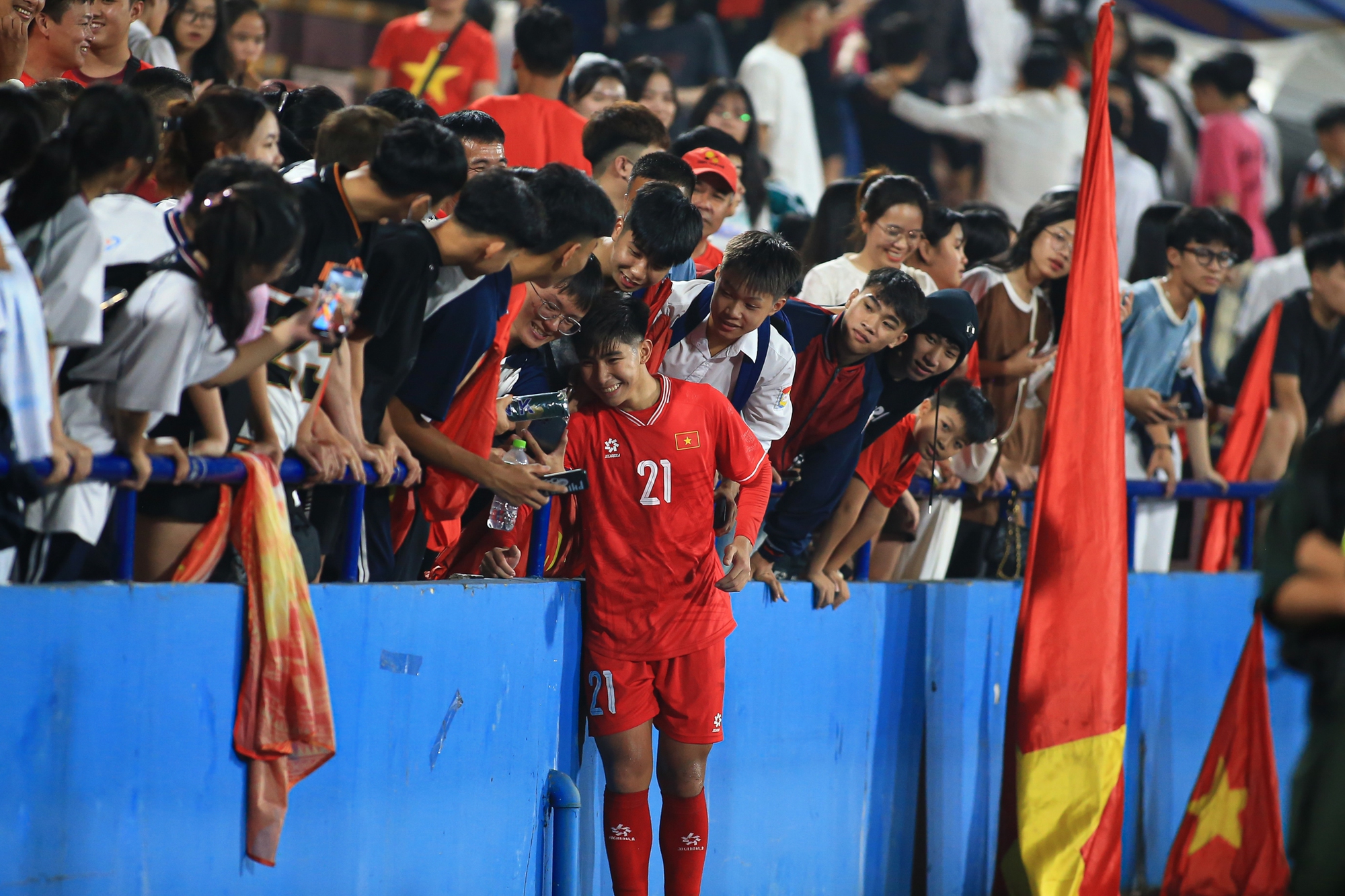 Cảnh tượng "lạ kỳ" vây quanh dàn sao tuyển trẻ Việt Nam và mối lo cho AFF Cup của HLV Kim Sang-sik- Ảnh 2.