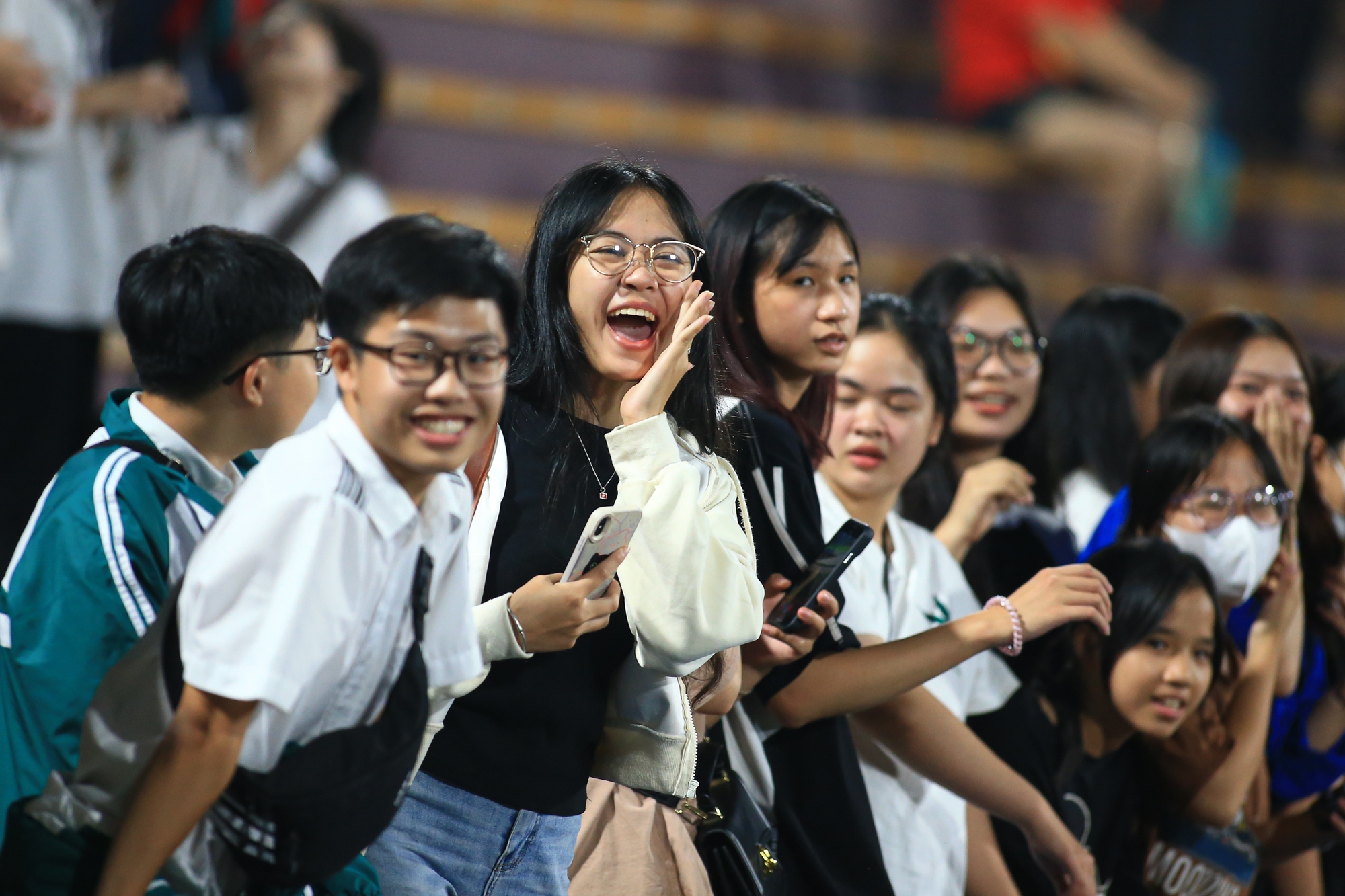 Cảnh tượng "lạ kỳ" vây quanh dàn sao tuyển trẻ Việt Nam và mối lo cho AFF Cup của HLV Kim Sang-sik- Ảnh 4.