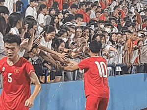 Cảnh tượng "lạ kỳ" vây quanh dàn sao tuyển trẻ Việt Nam và mối lo cho AFF Cup của HLV Kim Sang-sik- Ảnh 1.