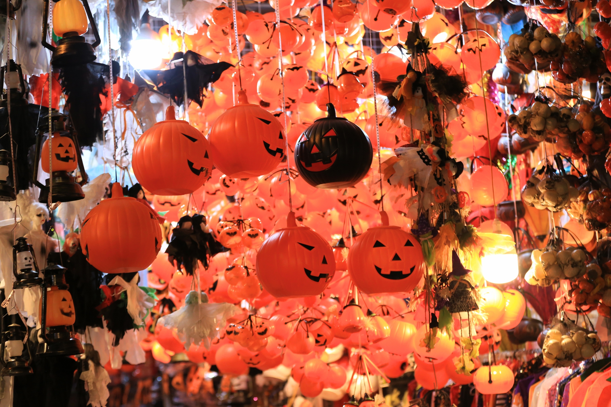 Khung cảnh "lạ" ở tuyến phố nổi tiếng Hà Nội: Đi chơi Halloween nhưng lại rất... Giáng Sinh!- Ảnh 7.