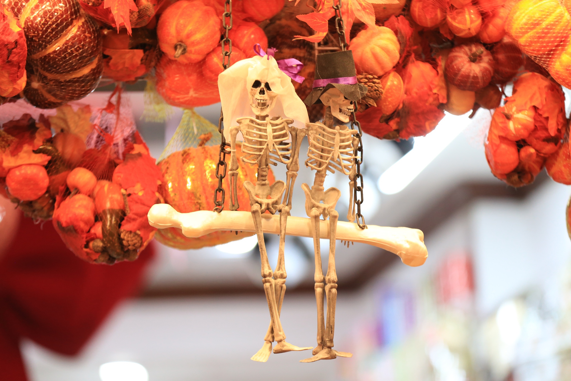 Khung cảnh "lạ" ở tuyến phố nổi tiếng Hà Nội: Đi chơi Halloween nhưng lại rất... Giáng Sinh!- Ảnh 4.