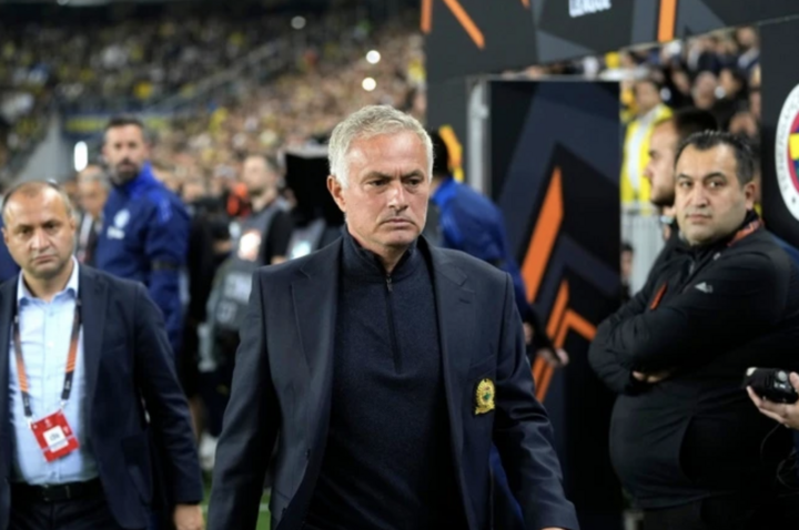 Jose Mourinho nhận thẻ đỏ, Man Utd vẫn không thắng Fenerbahce- Ảnh 1.