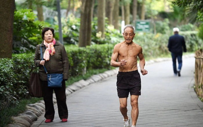 Không phải ngủ nhiều hay đi bộ, chuyên gia chỉ 3 điều càng làm càng trẻ: Được ví như “thuốc trường sinh” kéo dài tuổi thọ- Ảnh 2.