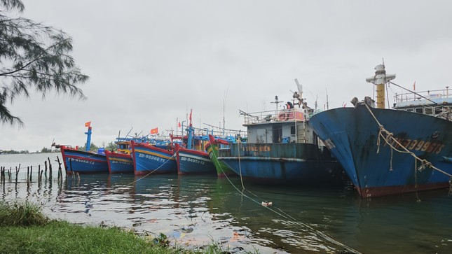 Thừa Thiên-Huế kêu gọi tất cả tàu thuyền vào bờ trú tránh bão, Quảng Nam cấm biển từ 10h sáng nay- Ảnh 1.