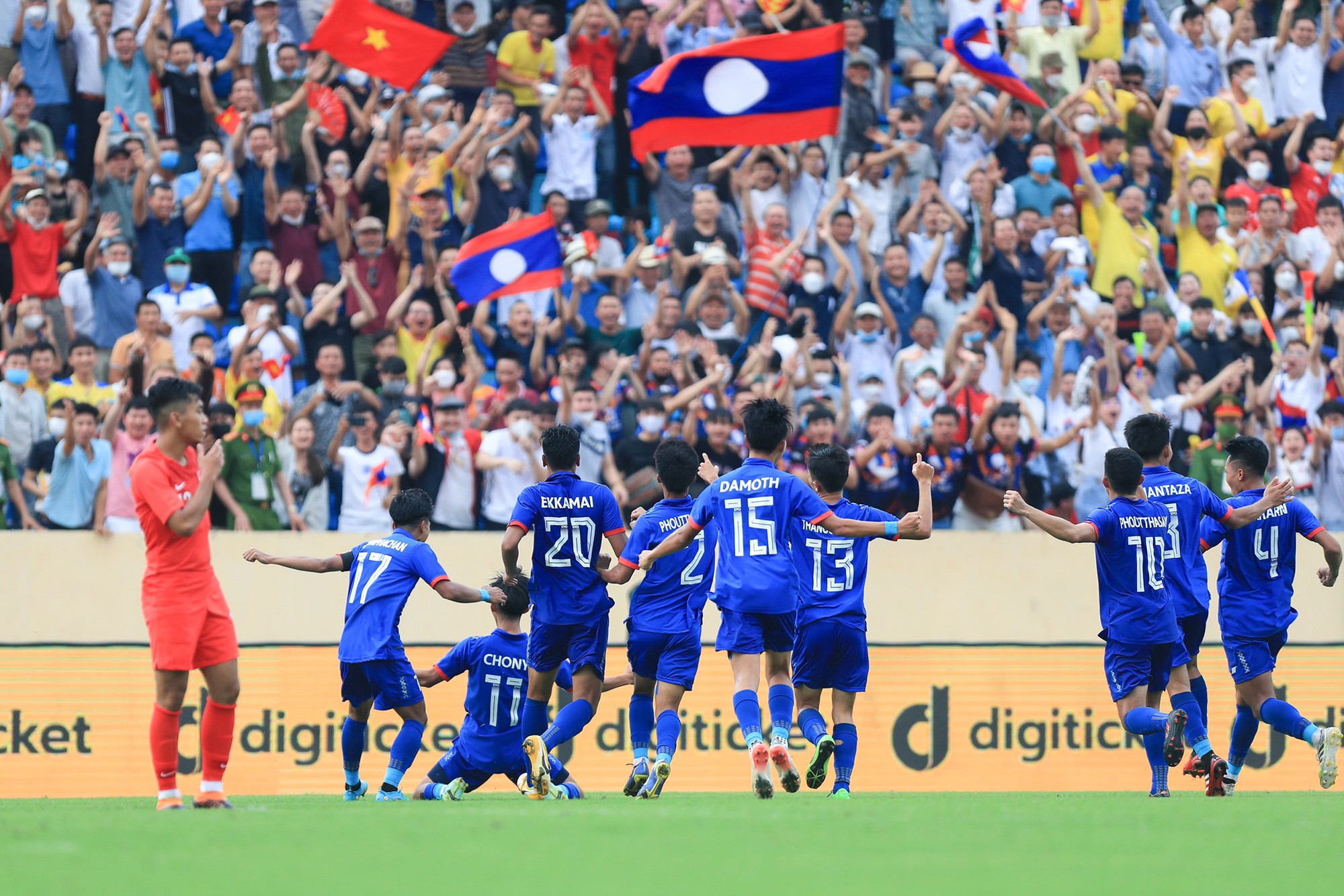 Cảnh tượng "lạ kỳ" vây quanh dàn sao tuyển trẻ Việt Nam và mối lo cho AFF Cup của HLV Kim Sang-sik- Ảnh 5.