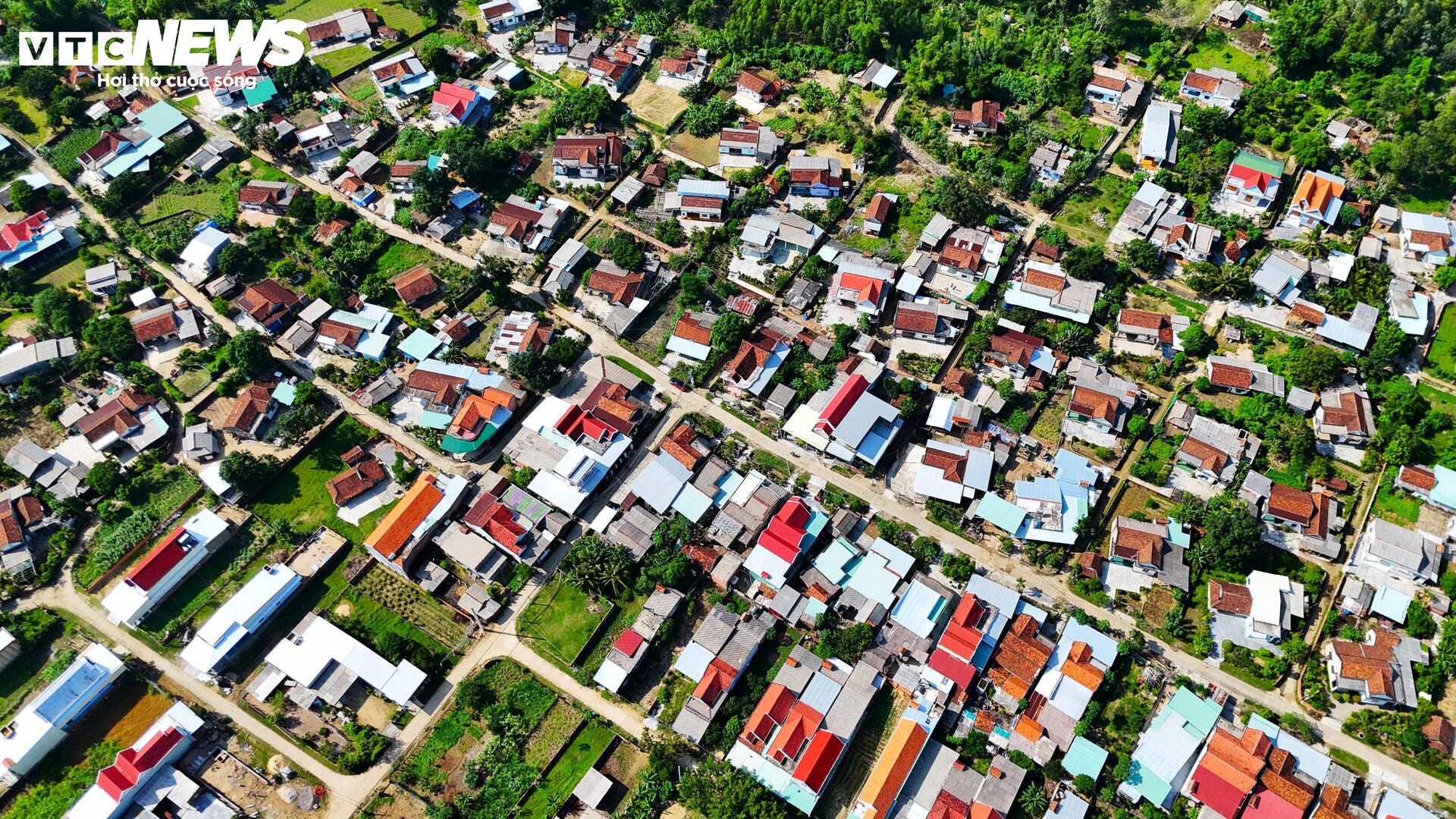 Lo sạt lở, người dân dưới chân núi Cấm tại Bình Định ôm đồ đi ở nhờ- Ảnh 14.