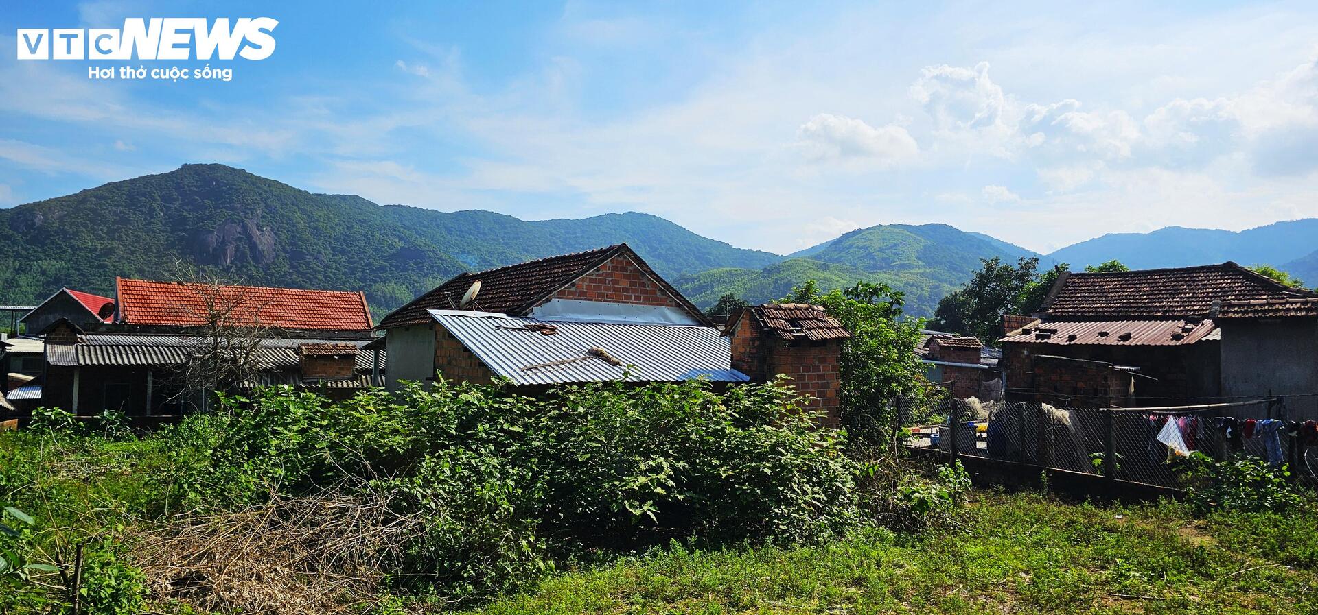 Lo sạt lở, người dân dưới chân núi Cấm tại Bình Định ôm đồ đi ở nhờ- Ảnh 4.