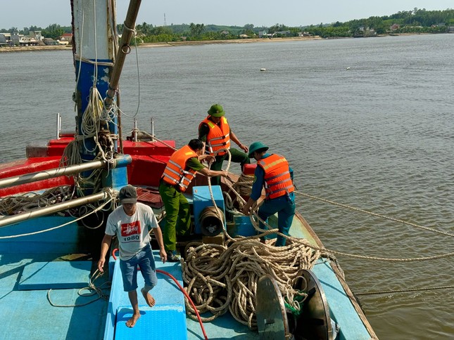 Quảng Ngãi tạm hoãn các cuộc họp chưa cần thiết để ứng phó bão số 6- Ảnh 3.