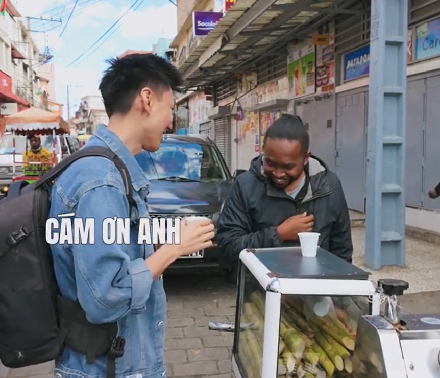 Người đàn ông lạ mặt ở Châu Phi bất ngờ làm 1 chuyện với Khoai Lang Thang ngay giữa đường, có cản cũng không được- Ảnh 3.