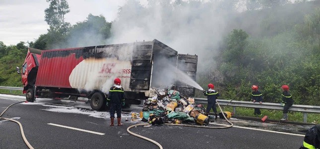 Xe chuyển phát nhanh bốc cháy ngùn ngụt trên cao tốc Đà Nẵng – Quảng Ngãi- Ảnh 3.