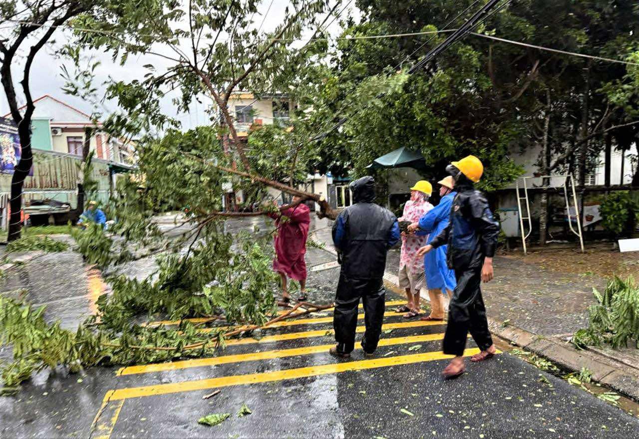 Đã có thương vong vì bão số 6, nhiều vết nứt toác xuất hiện ở một Trung tâm y tế- Ảnh 4.