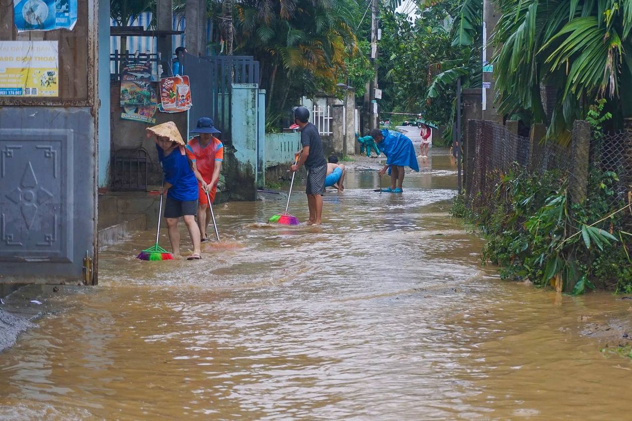 Bùn non, rác thải “bủa vây” sau bão số 6, người dân Đà Nẵng gấp rút làm ngay 1 việc- Ảnh 6.