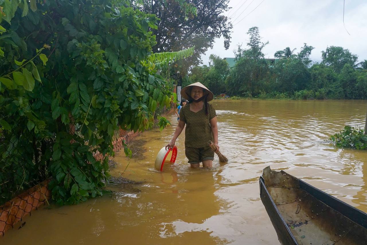 Bùn non, rác thải “bủa vây” sau bão số 6, người dân Đà Nẵng gấp rút làm ngay 1 việc- Ảnh 1.