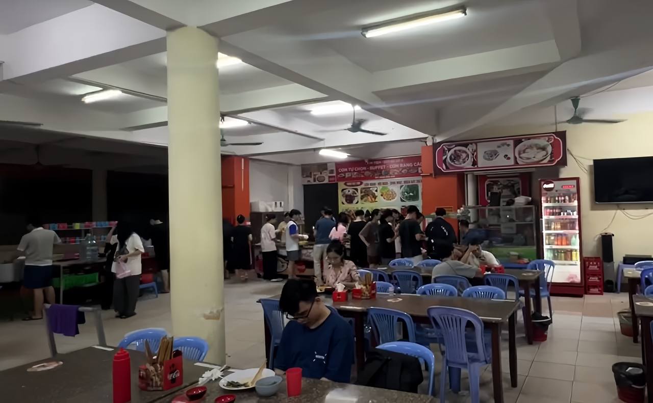 "Đột nhập" canteen ĐH Quốc gia Hà Nội: Được tự chọn món như buffet, suất ăn 35k mà "ê hề đồ", còn chất lượng ra sao?- Ảnh 2.