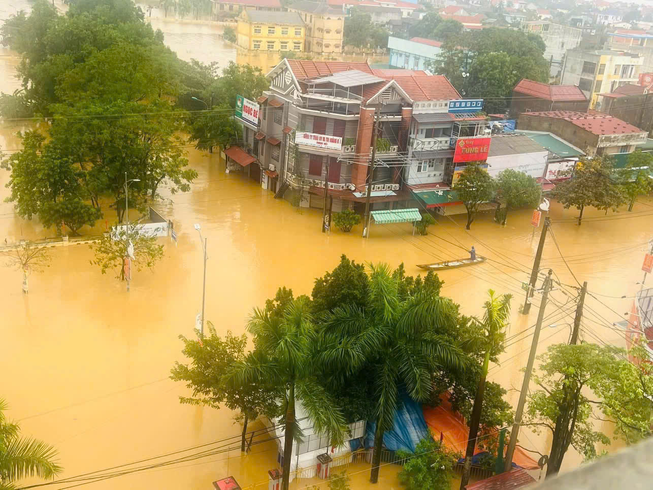 Lũ lớn sau bão số 6 ở Quảng Bình: "Nước lũ lên quá nhanh, không kịp trở tay..."- Ảnh 5.