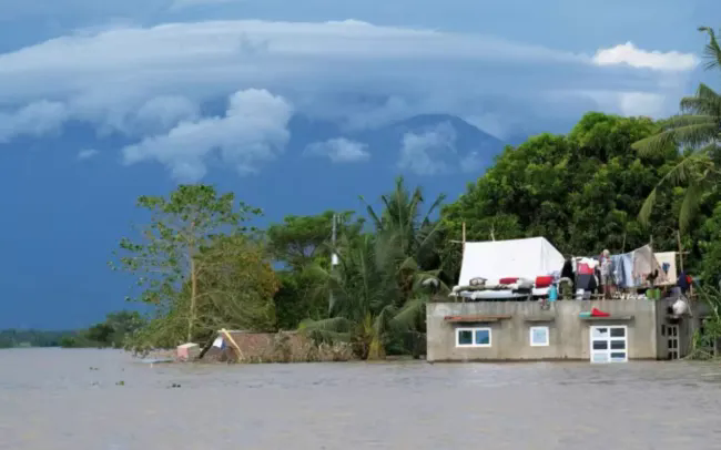 Philippines sắp đón bão cường độ mạnh Kong-rey ngay sau siêu bão Trami chết người- Ảnh 1.