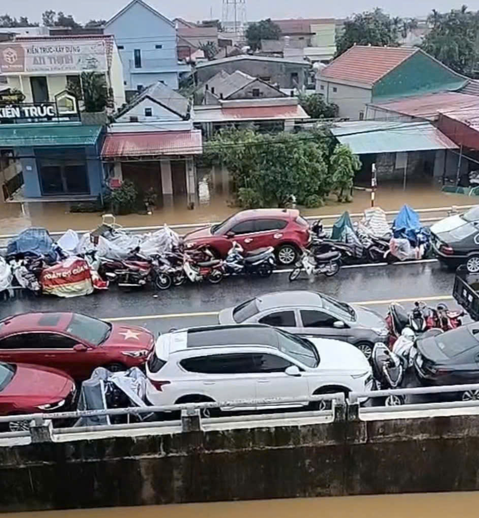 Lũ lớn sau bão số 6 ở Quảng Bình: "Nước lũ lên quá nhanh, không kịp trở tay..."- Ảnh 9.