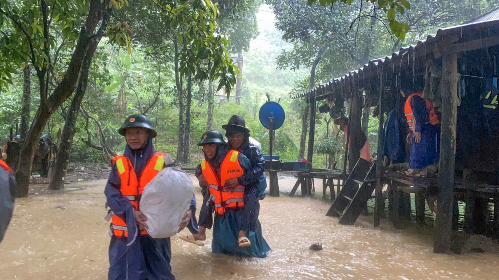 Nước lũ bủa vây, người dân miền Trung hối hả chạy lụt- Ảnh 5.