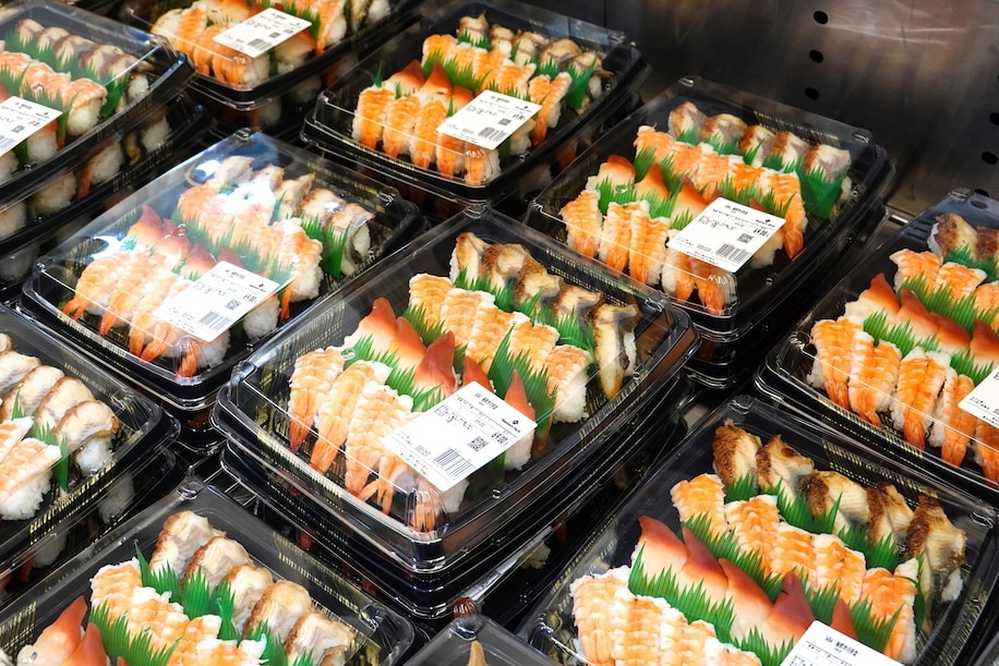 Mấy cái hộp nhựa đen đựng sushi trong siêu thị, trông thì ngon, nhưng độc hại cỡ nào?- Ảnh 1.