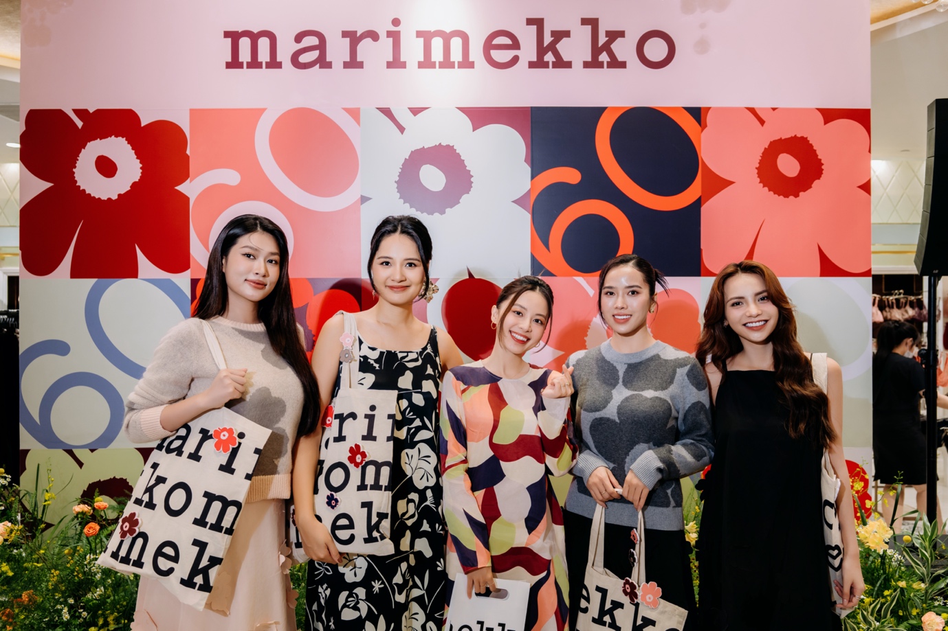 Cùng nhìn ngắm dàn khách mời xinh đẹp diện trang phục trong bộ sưu tập Marimekko Thu Đông 2024- Ảnh 1.