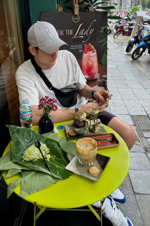 Hà Nội trở lạnh, Đặng Văn Lâm cùng Yến Xuân đi ăn cốm, uống cà phê, nhan sắc nàng WAG khi mang bầu gây chú ý- Ảnh 2.