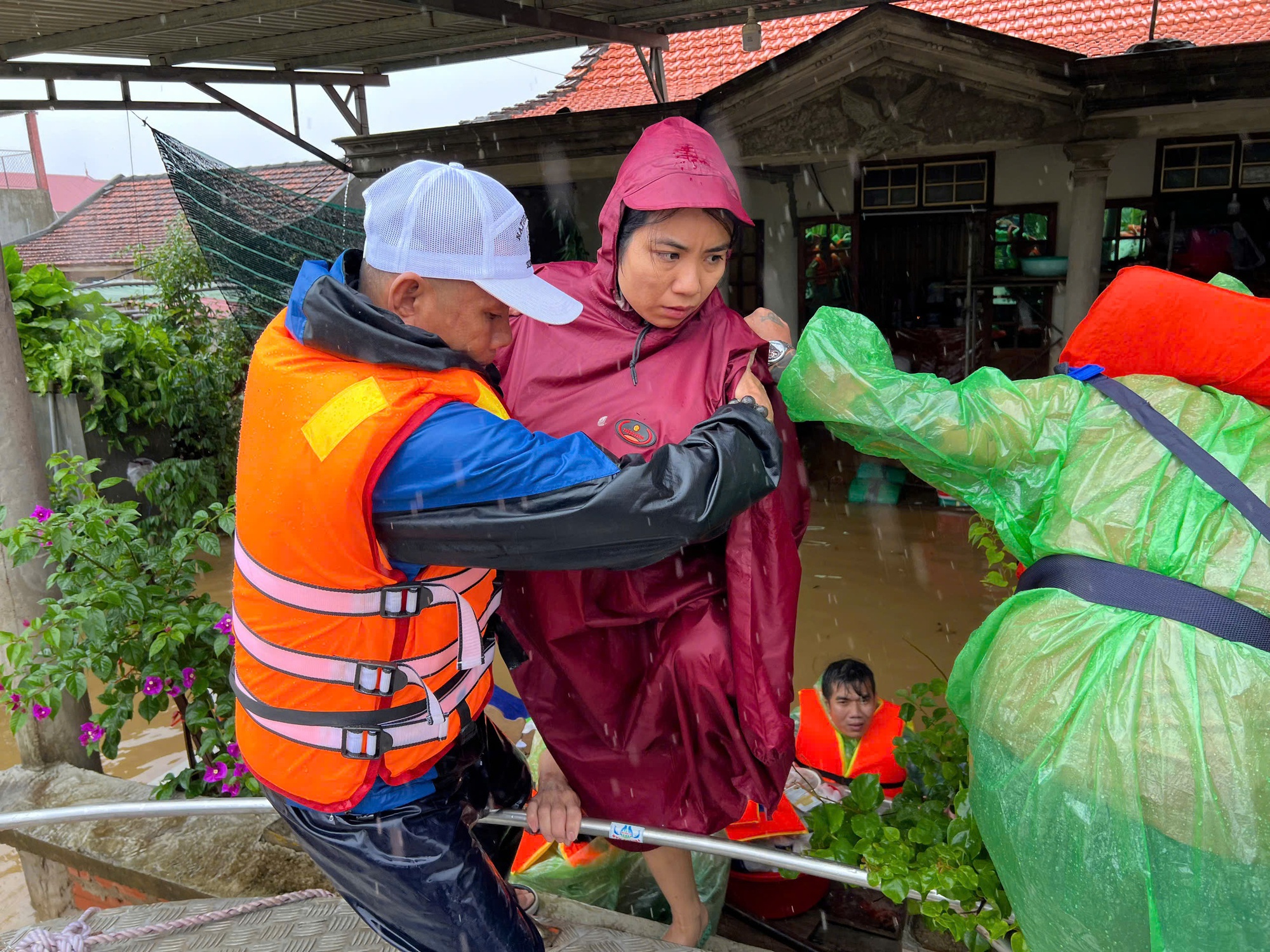 Lũ kinh hoàng ở Quảng Bình: Gần 30.000 ngôi nhà bị ngập, người dân chới với trong đêm- Ảnh 2.