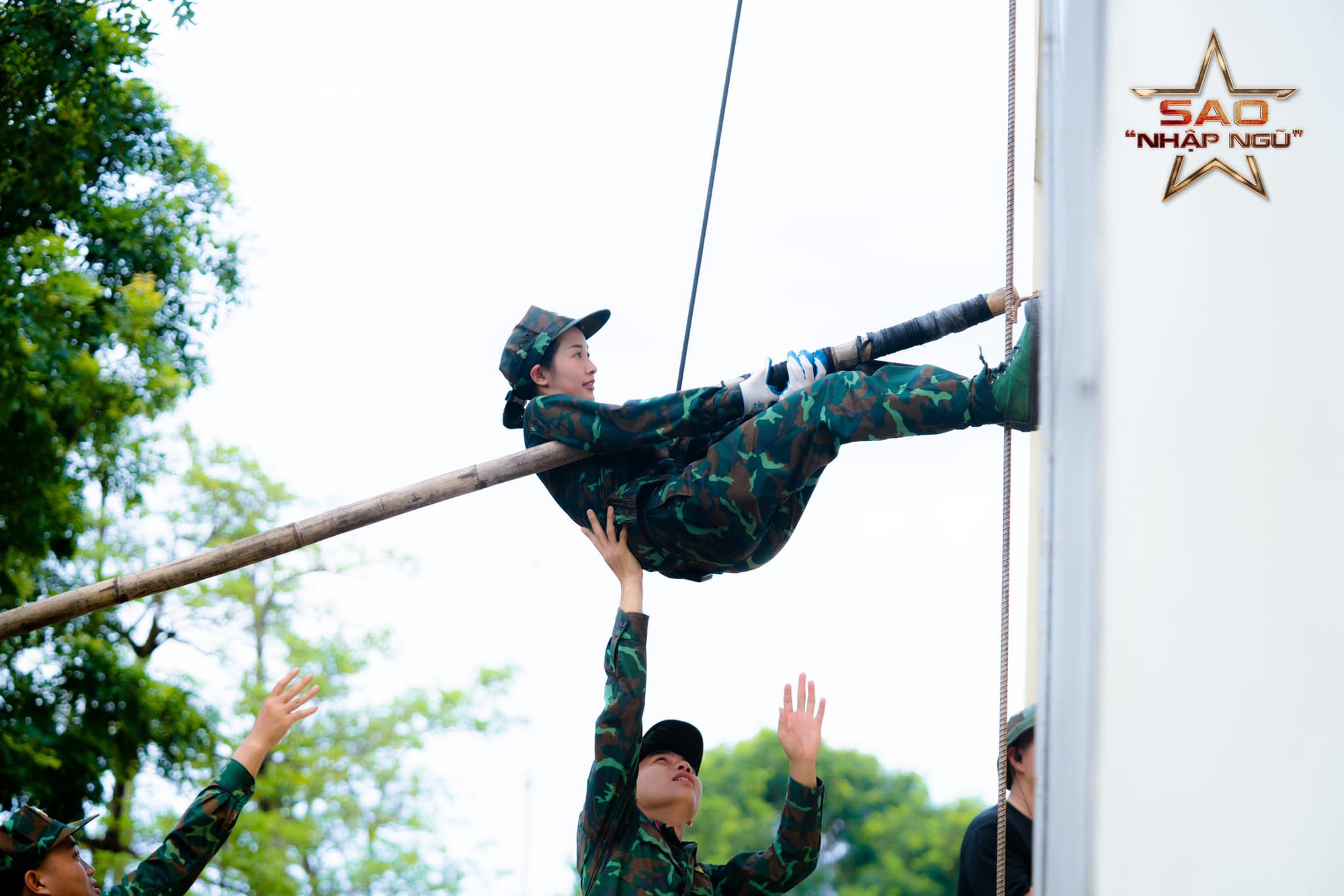 Bức ảnh cô gái nằm co ro trên cầu, chân không đi dép gây xôn xao: Lộ ra danh tính nhiều người bị sốc!- Ảnh 4.