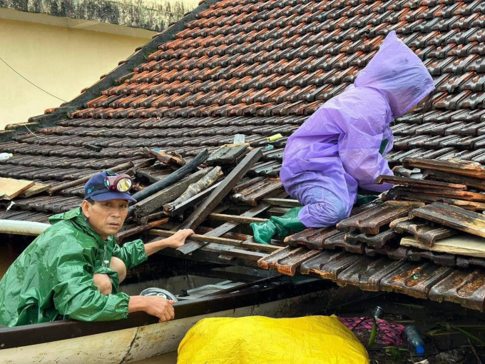 Quặn lòng hình ảnh quan tài treo trên nóc nhà giữa mưa lũ Quảng Bình: Tất cả chỉ mong chờ 1 điều ngay lúc này!- Ảnh 2.