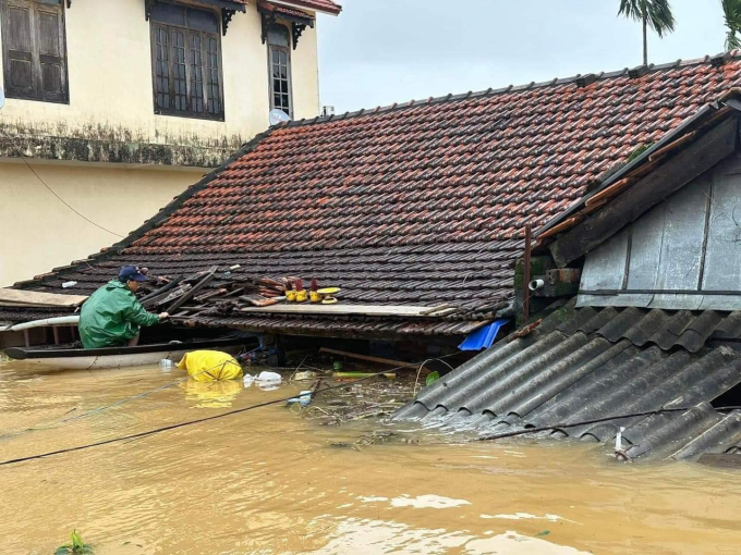 Quặn lòng hình ảnh quan tài treo trên nóc nhà giữa mưa lũ Quảng Bình: Tất cả chỉ mong chờ 1 điều ngay lúc này!- Ảnh 1.