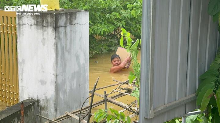 Dân vùng lũ Quảng Bình cả ngày ăn mỳ tôm sống, thèm cơm, thiếu nước sạch- Ảnh 3.