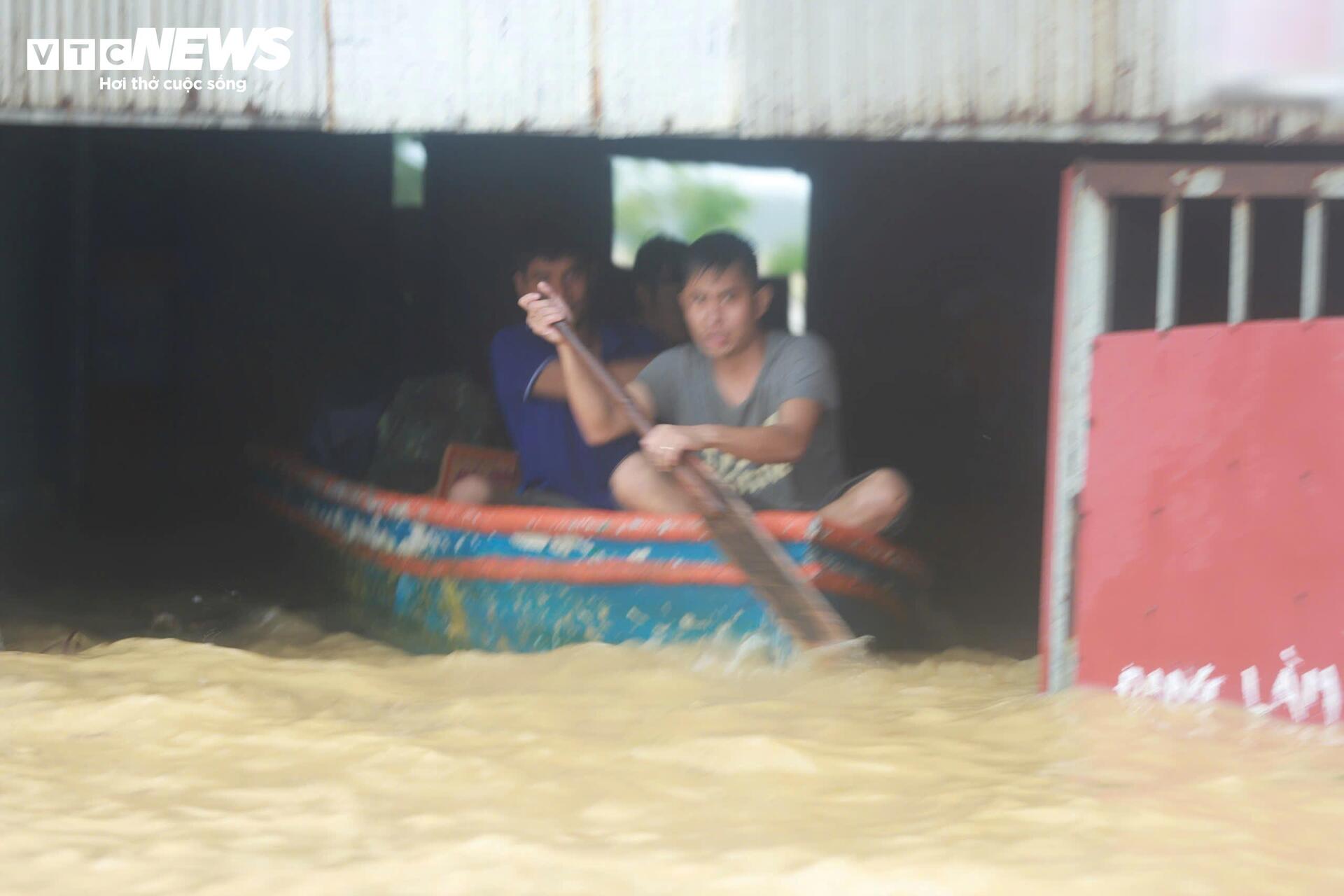 Nước chạm nóc nhà, hàng nghìn hộ dân ở "rốn lũ" Quảng Bình vẫn bị cô lập- Ảnh 4.