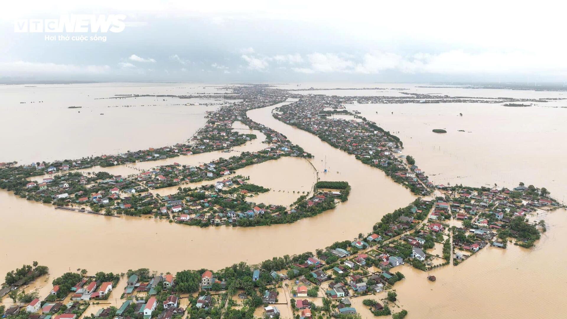 Nước chạm nóc nhà, hàng nghìn hộ dân ở "rốn lũ" Quảng Bình vẫn bị cô lập- Ảnh 1.