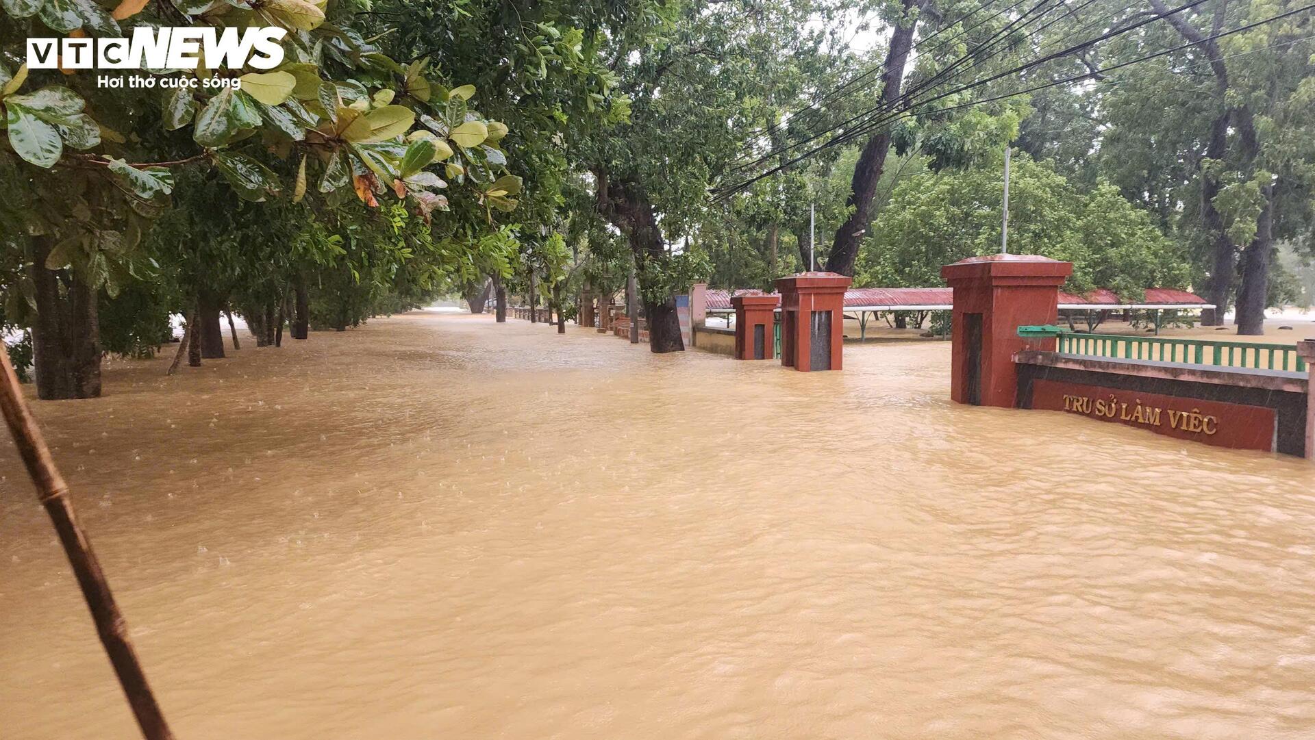 Nước chạm nóc nhà, hàng nghìn hộ dân ở "rốn lũ" Quảng Bình vẫn bị cô lập- Ảnh 6.