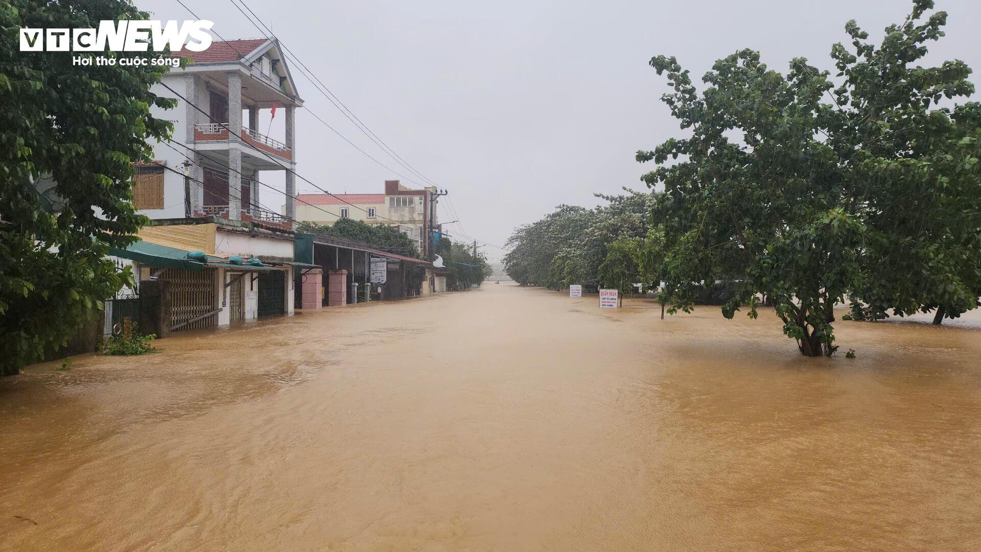 Nước chạm nóc nhà, hàng nghìn hộ dân ở "rốn lũ" Quảng Bình vẫn bị cô lập- Ảnh 8.