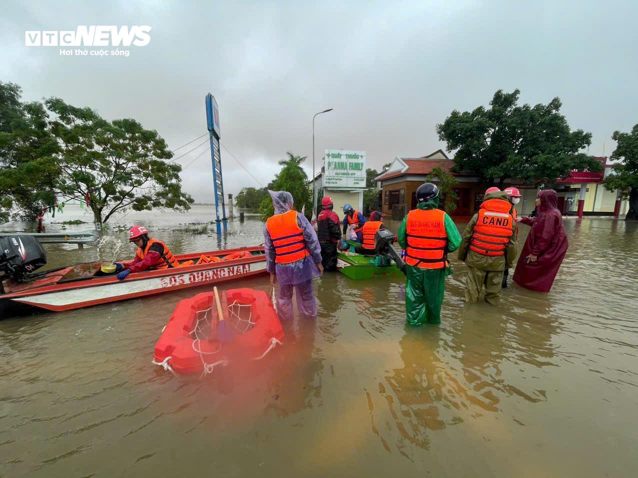 Nước chạm nóc nhà, hàng nghìn hộ dân ở "rốn lũ" Quảng Bình vẫn bị cô lập- Ảnh 9.