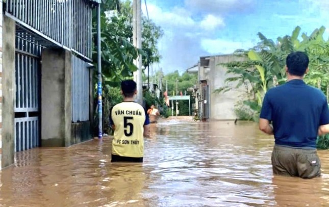 Mưa lớn kéo dài, hàng trăm nhà dân ở Biên Hòa ngập nặng- Ảnh 2.