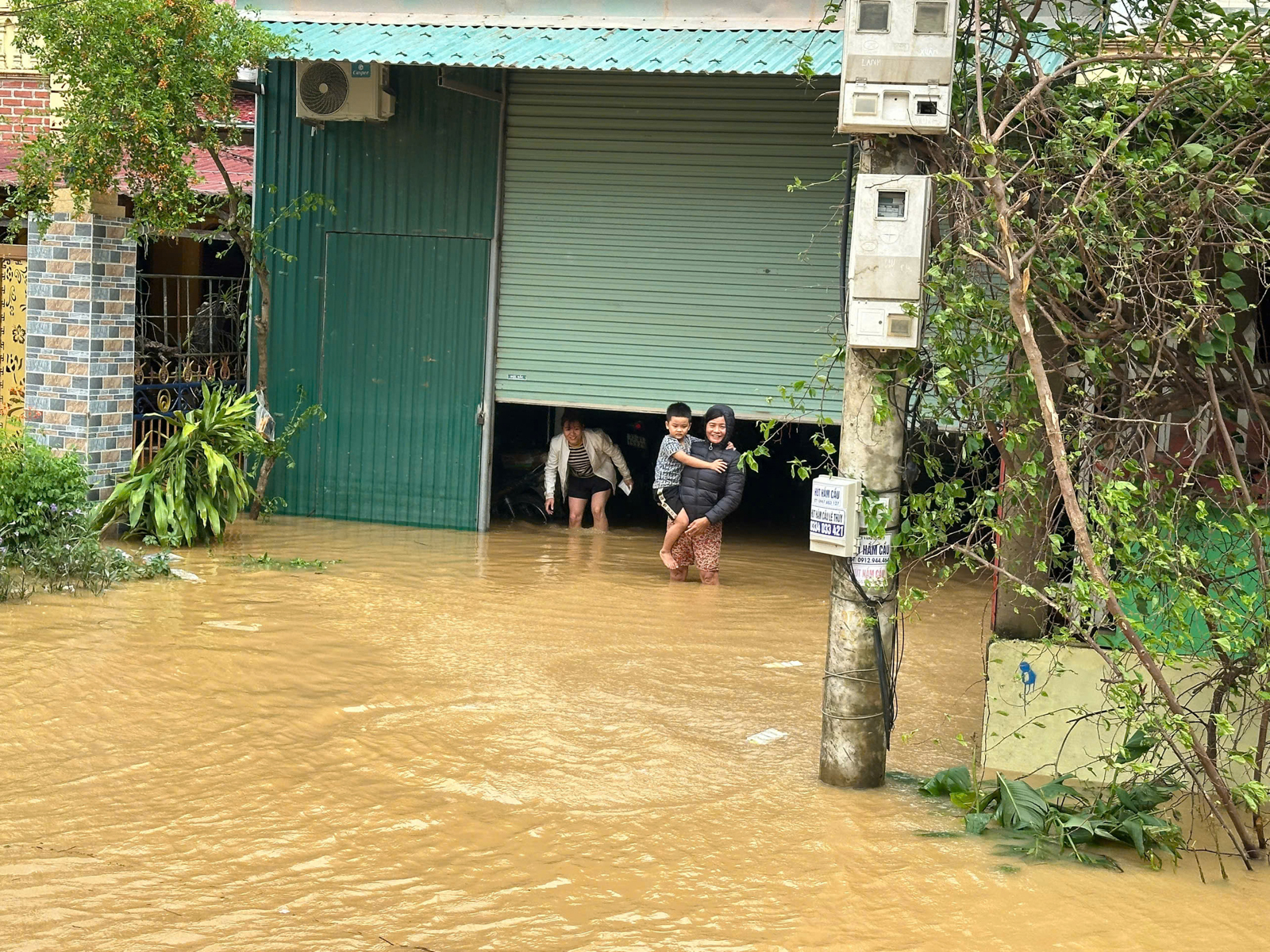 Nước lũ vây tứ phía, người dân Quảng Bình đứng trên nóc nhà nhận hàng cứu trợ- Ảnh 9.