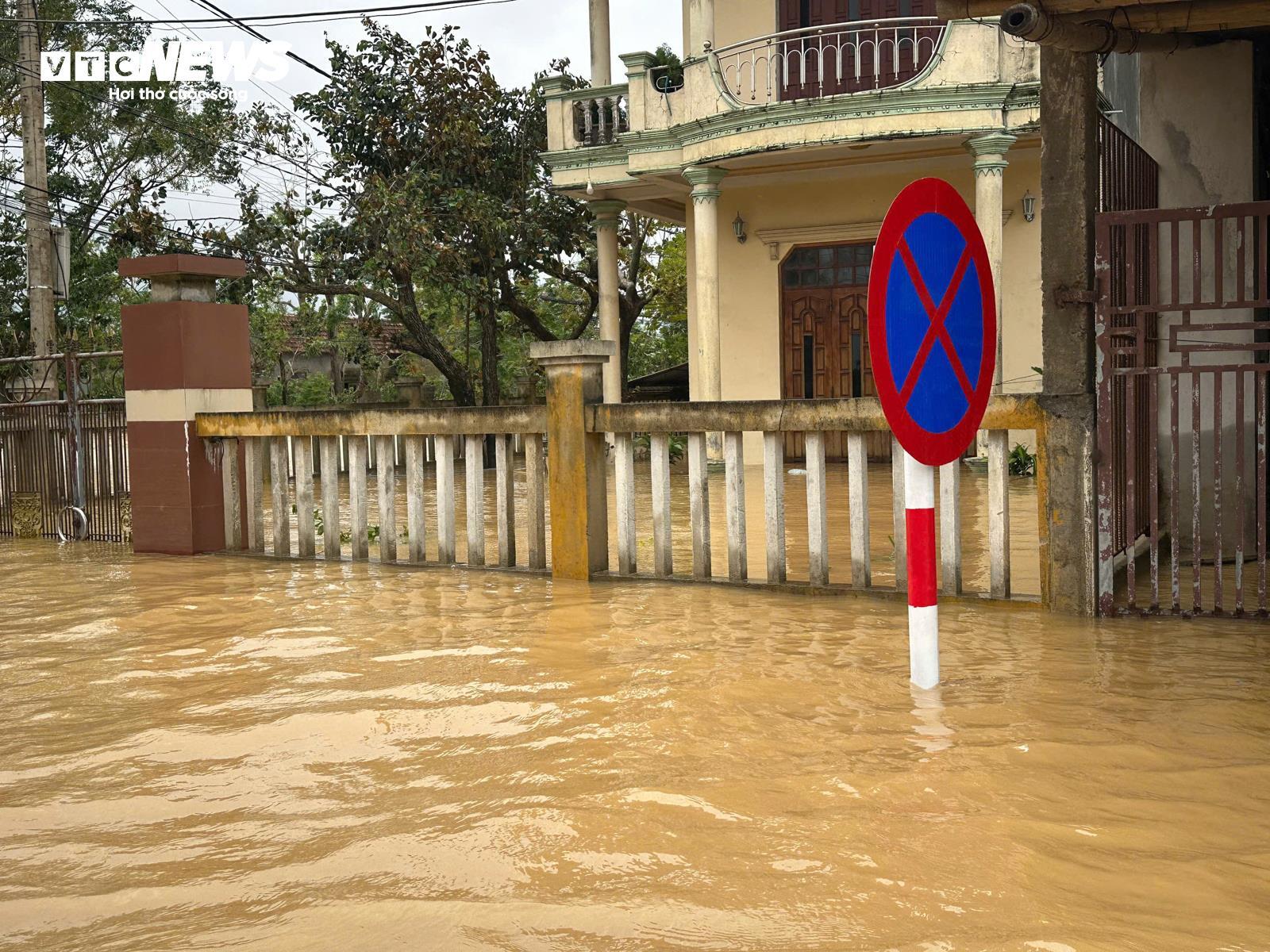 Nước lũ vây tứ phía, người dân Quảng Bình đứng trên nóc nhà nhận hàng cứu trợ- Ảnh 11.