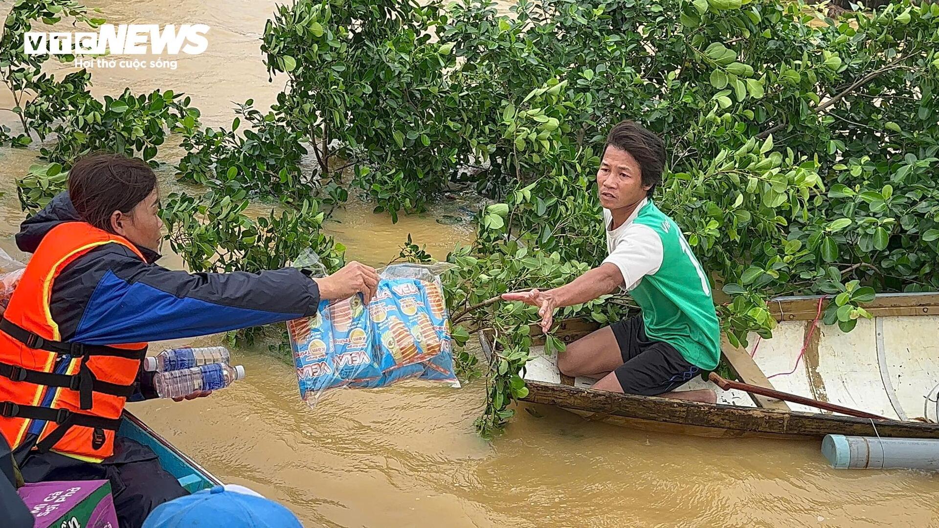 Nước lũ vây tứ phía, người dân Quảng Bình đứng trên nóc nhà nhận hàng cứu trợ- Ảnh 8.