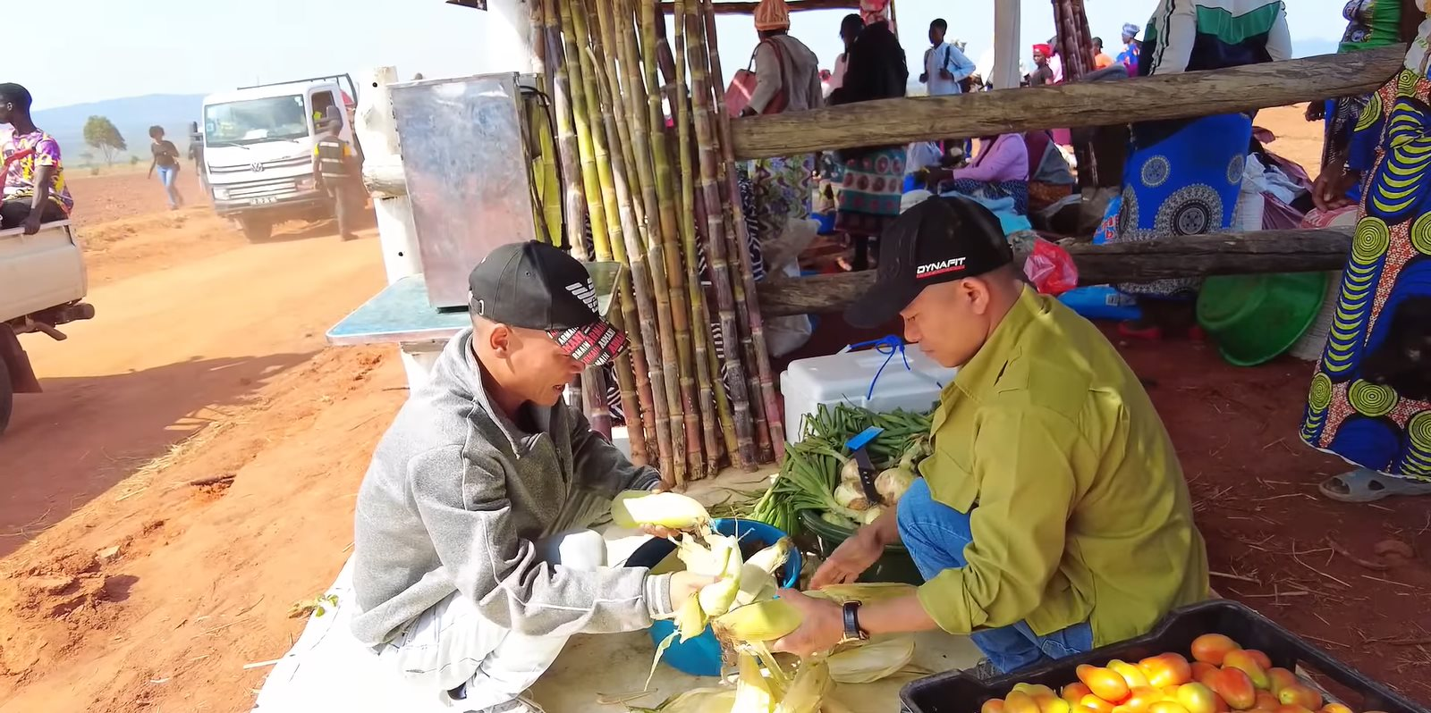 Bán nước mía ở hội chợ nông nghiệp, team Quang Linh châu Phi đón khách chật kín, mang cả dưa hấu khủng tặng Chủ tịch tỉnh- Ảnh 2.