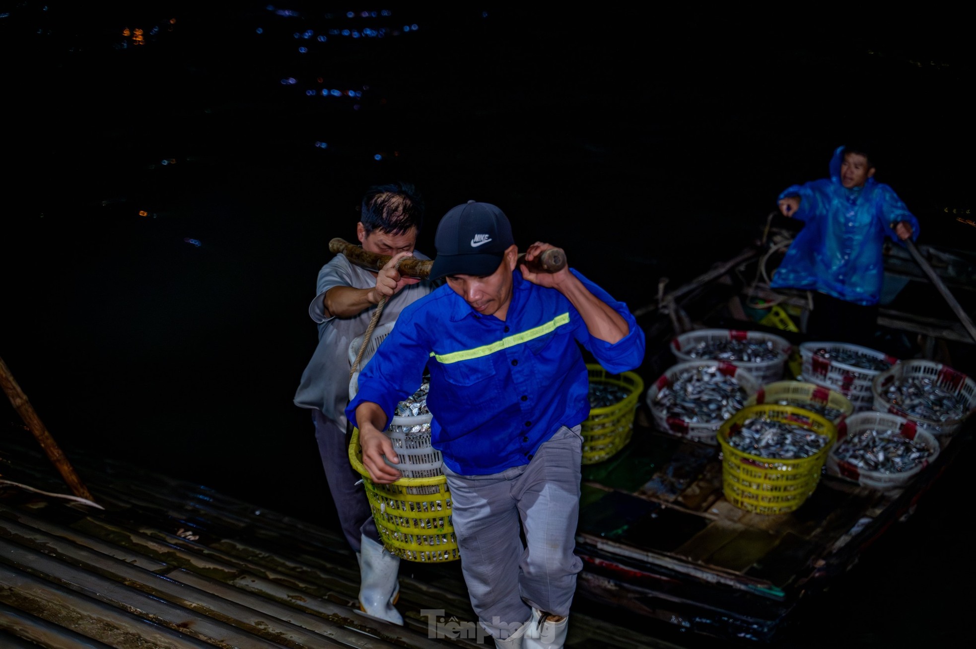 Chợ cá 'không ngủ' duy nhất ở vịnh Hạ Long- Ảnh 8.