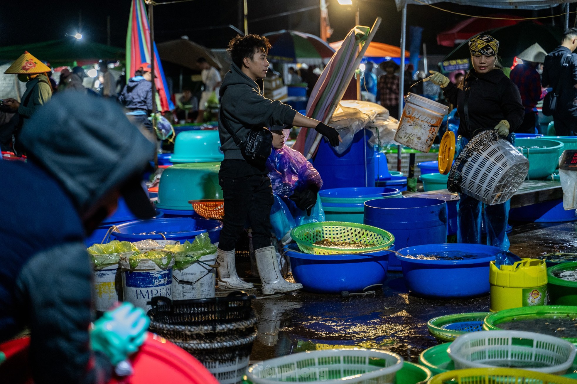 Chợ cá 'không ngủ' duy nhất ở vịnh Hạ Long- Ảnh 7.