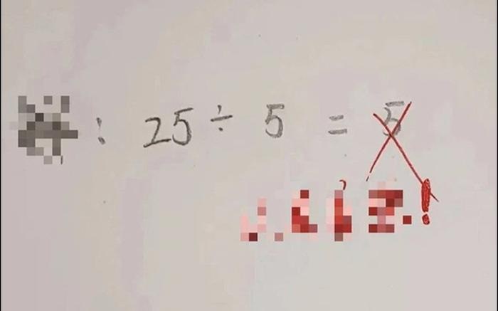Con làm phép tính 25:5=5 bị cô giáo gạch sai gây bức xúc, phụ huynh nghe giải thích mà phải dành lời khen cho người ra đề- Ảnh 1.