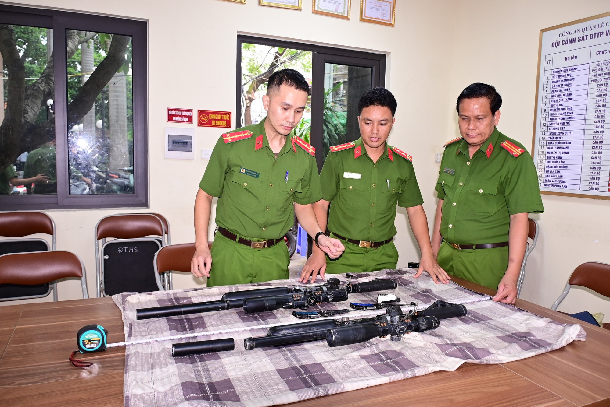 Hàng chục cảnh sát cùng thợ lặn truy tìm khẩu súng Bùi Đức Bình trực tiếp cầm bắn đối thủ- Ảnh 3.