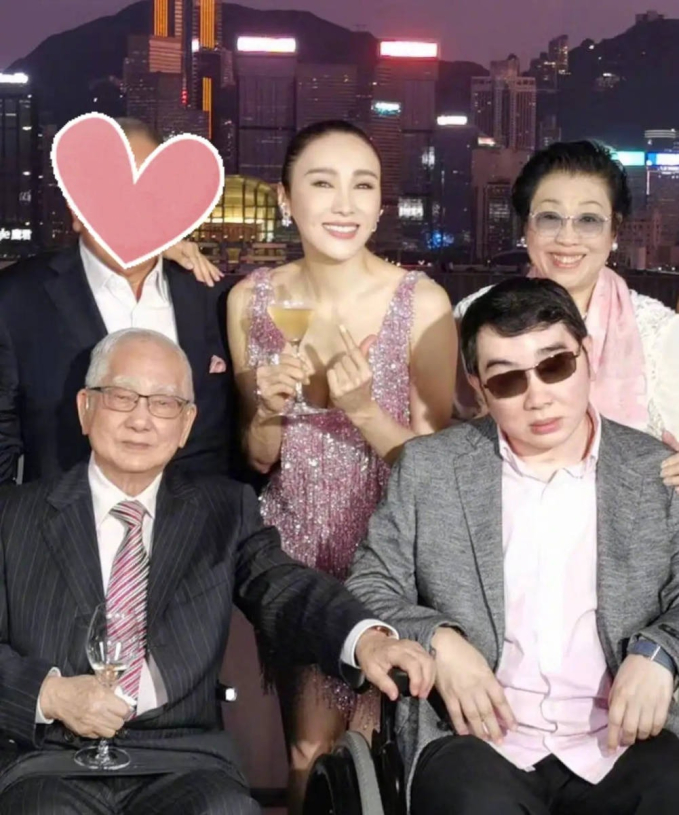 "Đệ nhất mỹ nhân TVB" Lê Tư khoe hình đón sinh nhật bên gia đình, bóng lưng 3 cô con gái gây sốt cõi mạng- Ảnh 1.