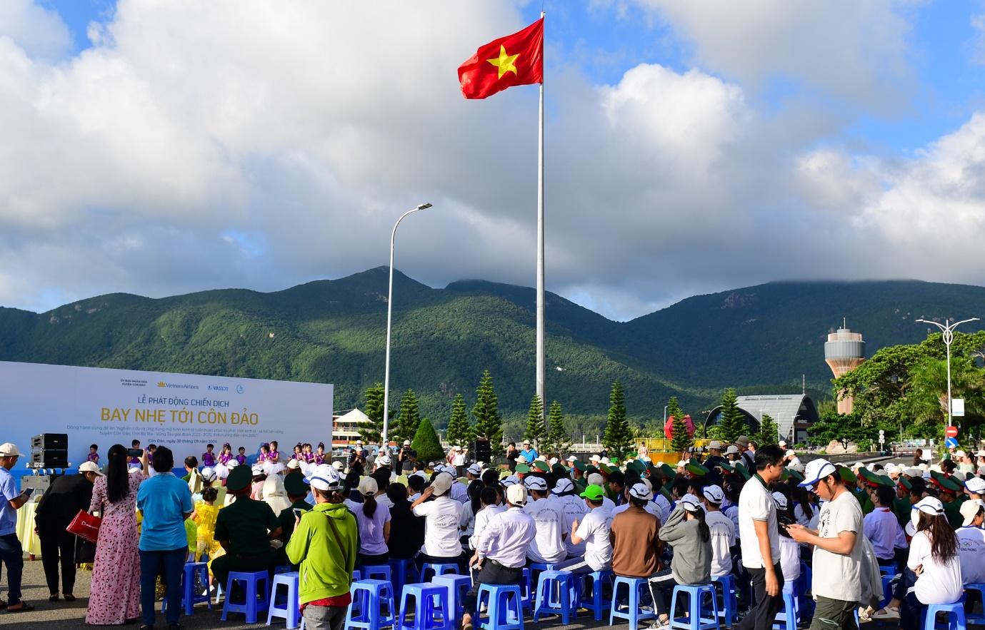 Chai nhựa, vỏ lon được thu đổi lấy cây xanh trong hoạt động bảo vệ môi trường Côn Đảo- Ảnh 1.