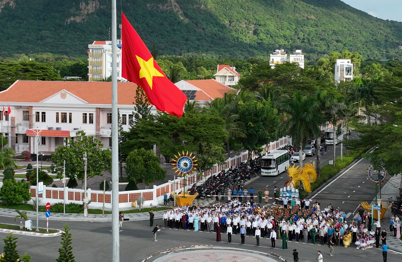 Chai nhựa, vỏ lon được thu đổi lấy cây xanh trong hoạt động bảo vệ môi trường Côn Đảo- Ảnh 2.