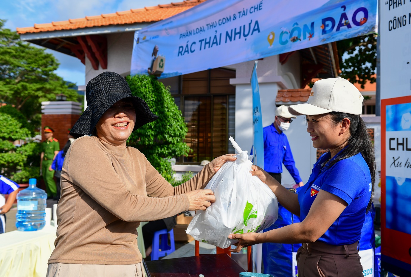 Chai nhựa, vỏ lon được thu đổi lấy cây xanh trong hoạt động bảo vệ môi trường Côn Đảo- Ảnh 5.