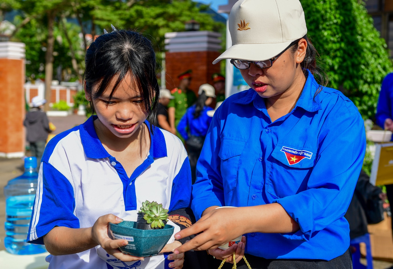 Chai nhựa, vỏ lon được thu đổi lấy cây xanh trong hoạt động bảo vệ môi trường Côn Đảo- Ảnh 6.