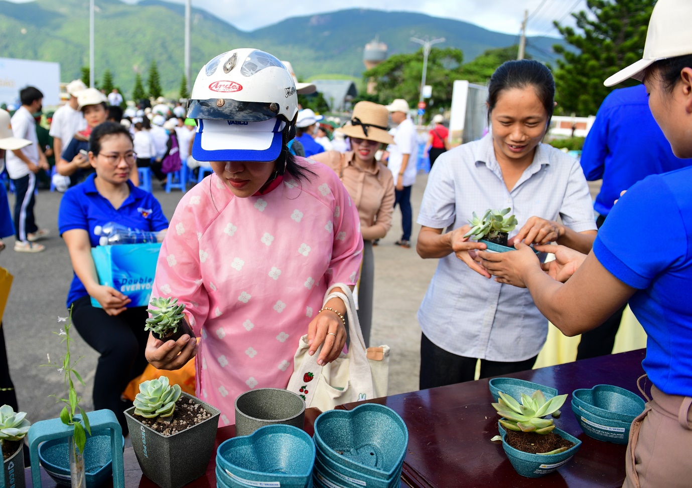 Chai nhựa, vỏ lon được thu đổi lấy cây xanh trong hoạt động bảo vệ môi trường Côn Đảo- Ảnh 9.